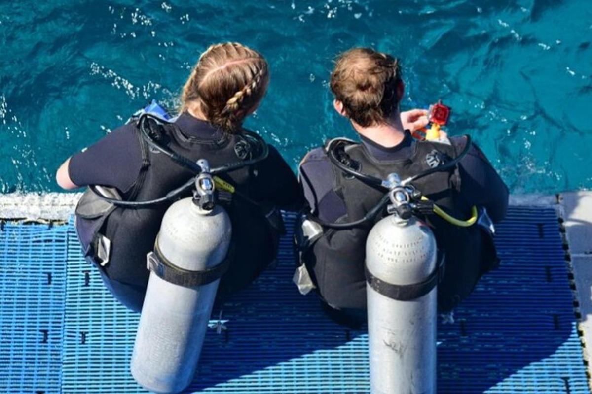 zwei Personen im Wasser in einem Schwimmbad
