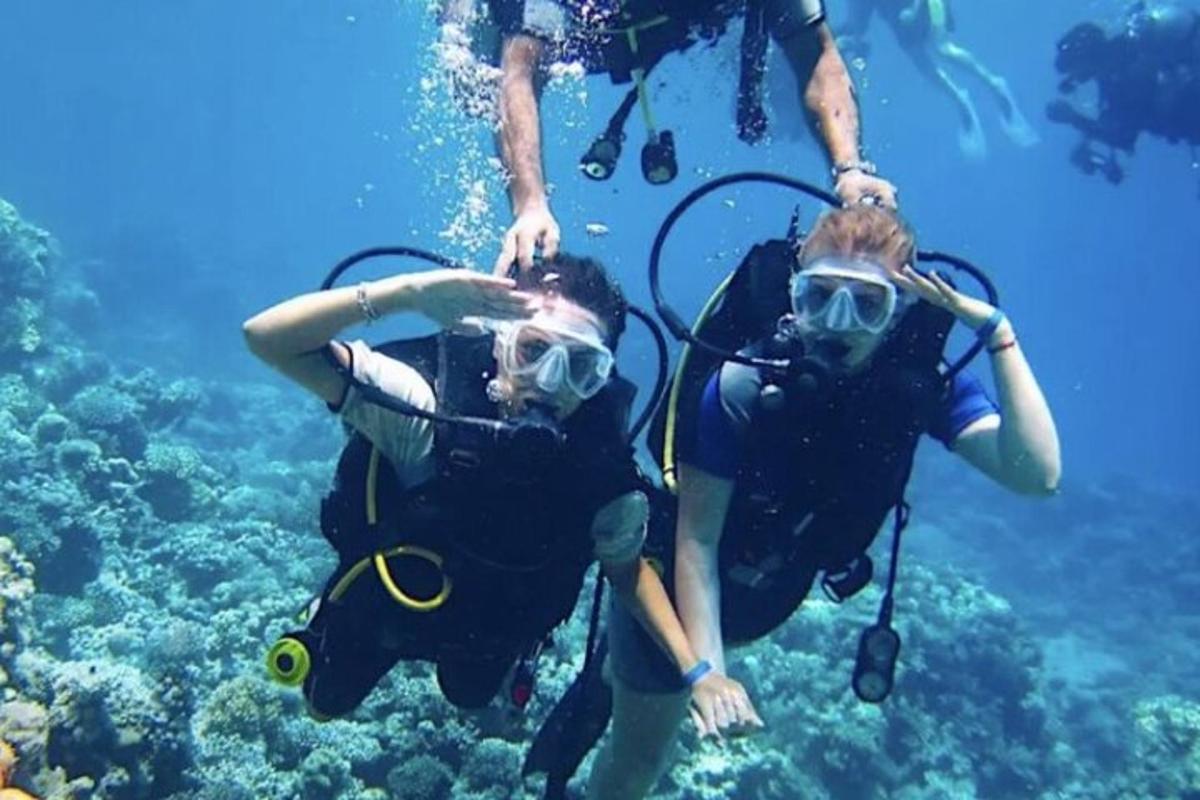 zwei Menschen im Meer mit Taucherausrüstung