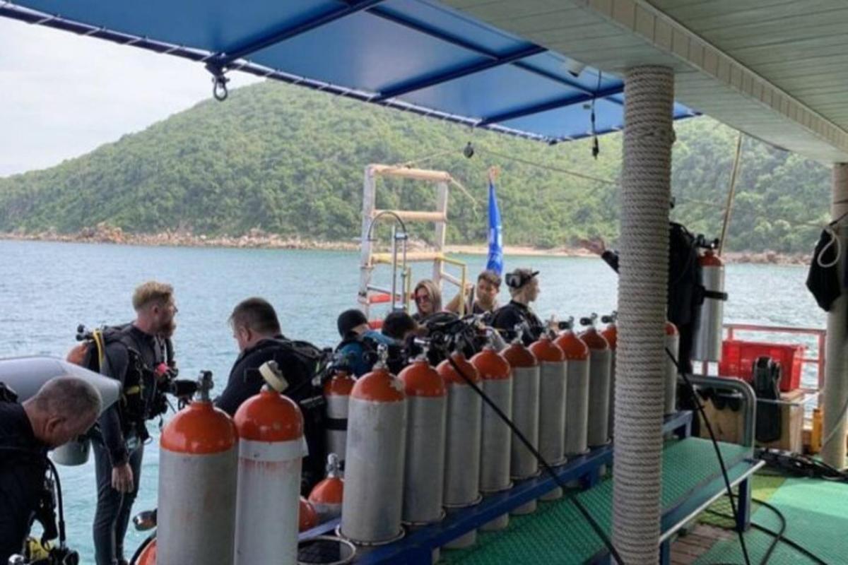 eine Gruppe von Menschen auf einem Boot im Wasser