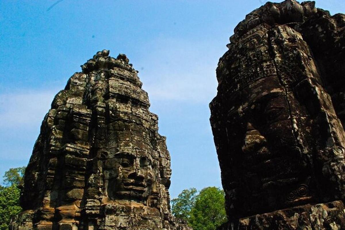 dua struktur batu besar dengan muka di atasnya