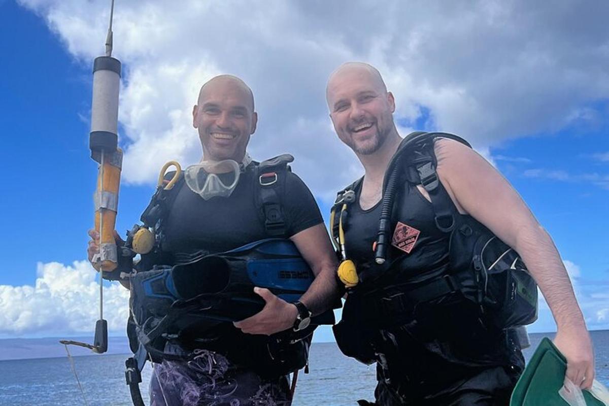 zwei Männer in Taucherausrüstung posieren für ein Foto