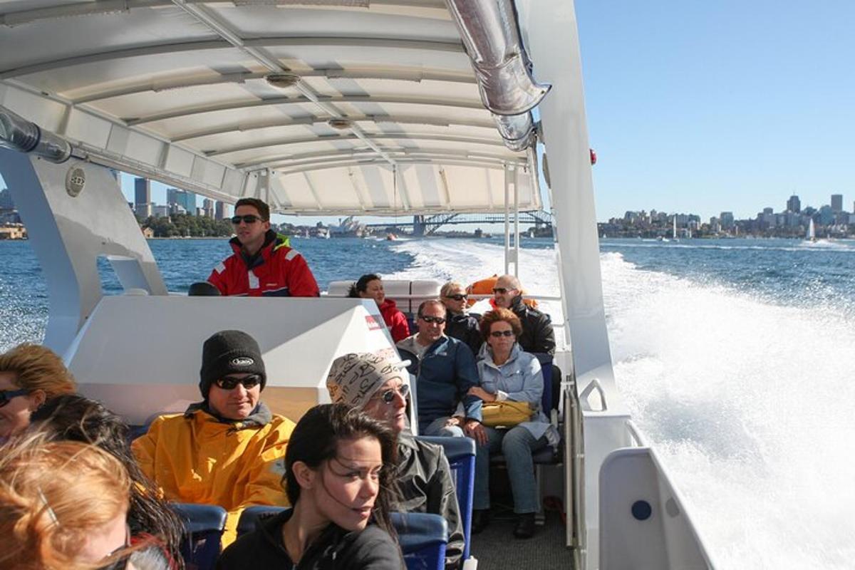 un gruppo di persone in barca sull'acqua