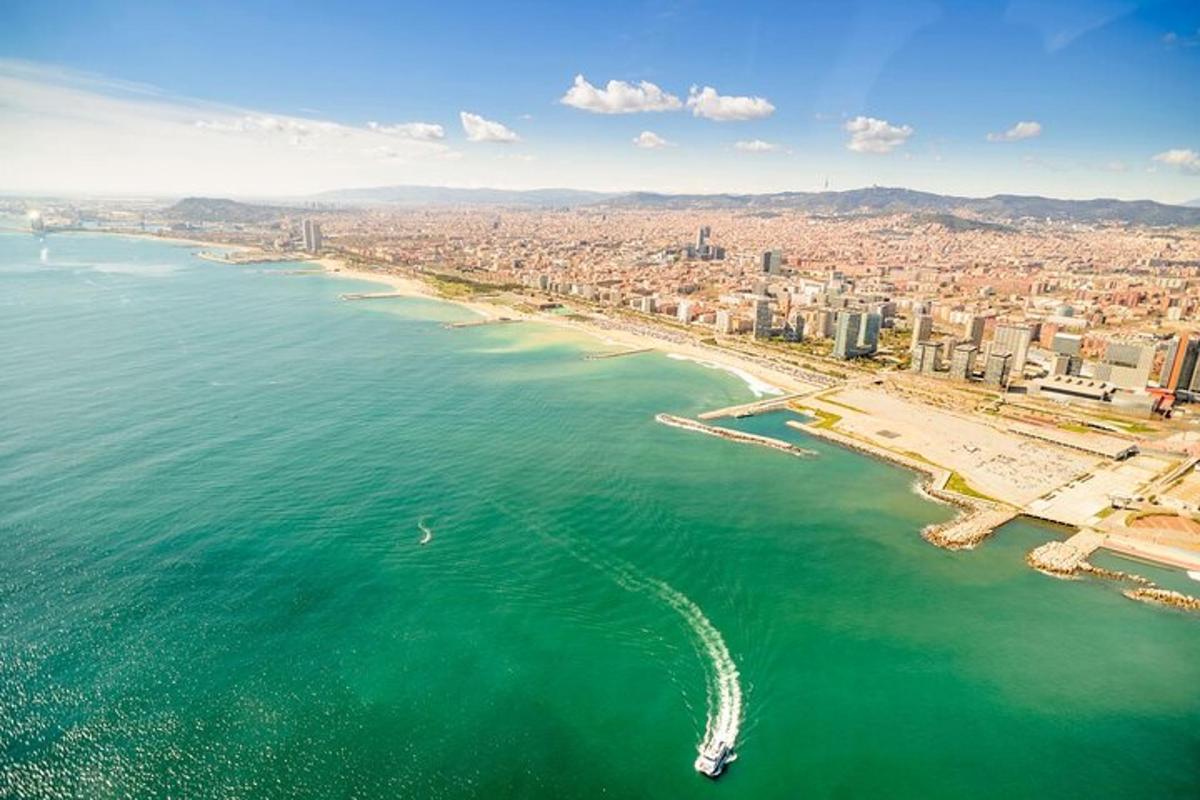 o vedere aeriană a unui oraș și a oceanului