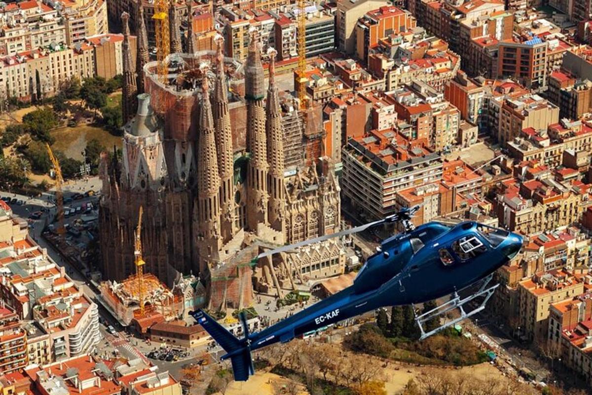 niebieski helikopter leci nad miastem