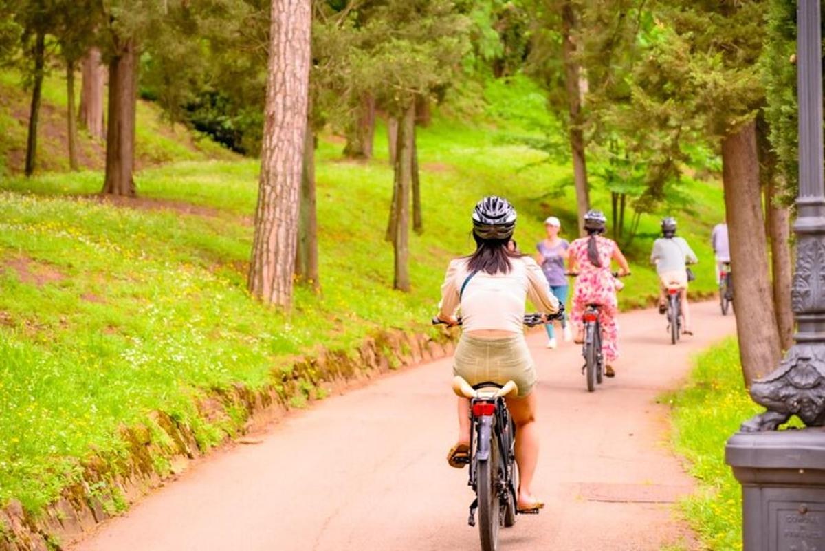 un grup de persones anant en bicicleta per un camí