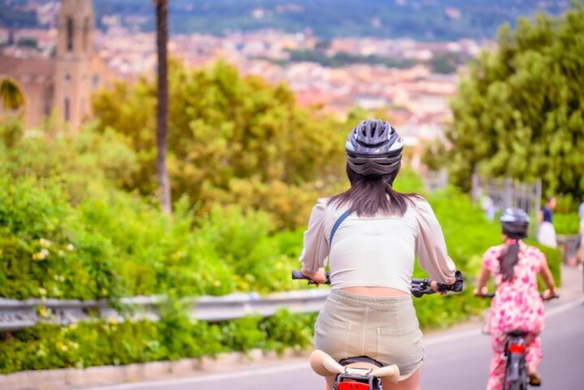 twee mensen fietsen over een weg