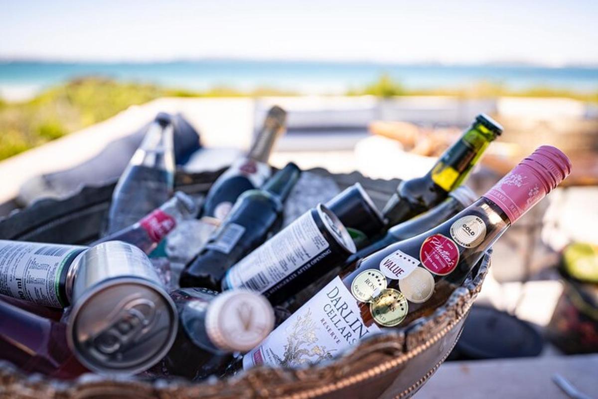 Una cesta llena de botellas de vino sobre una mesa