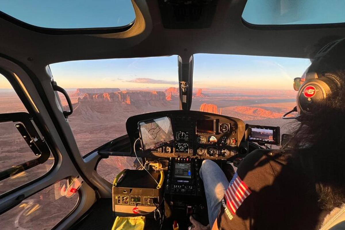 maður sem flýgur þyrlu yfir Grand Canyon