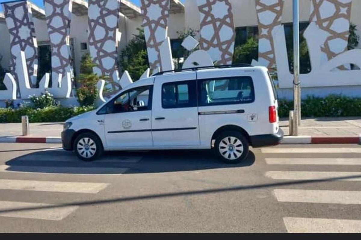 una camioneta blanca estacionada en un estacionamiento