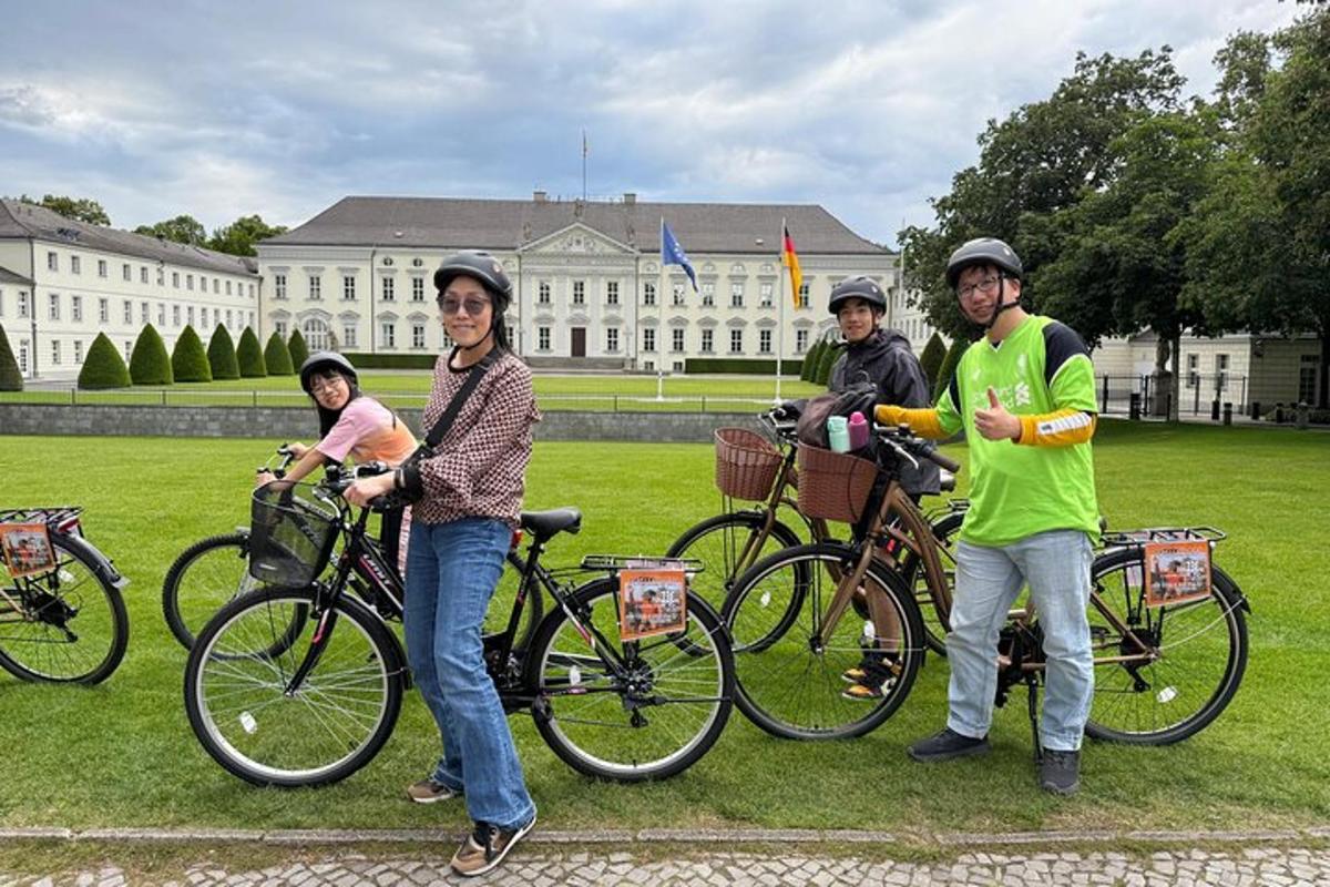 建物の前に自転車を持って立っている人々のグループ