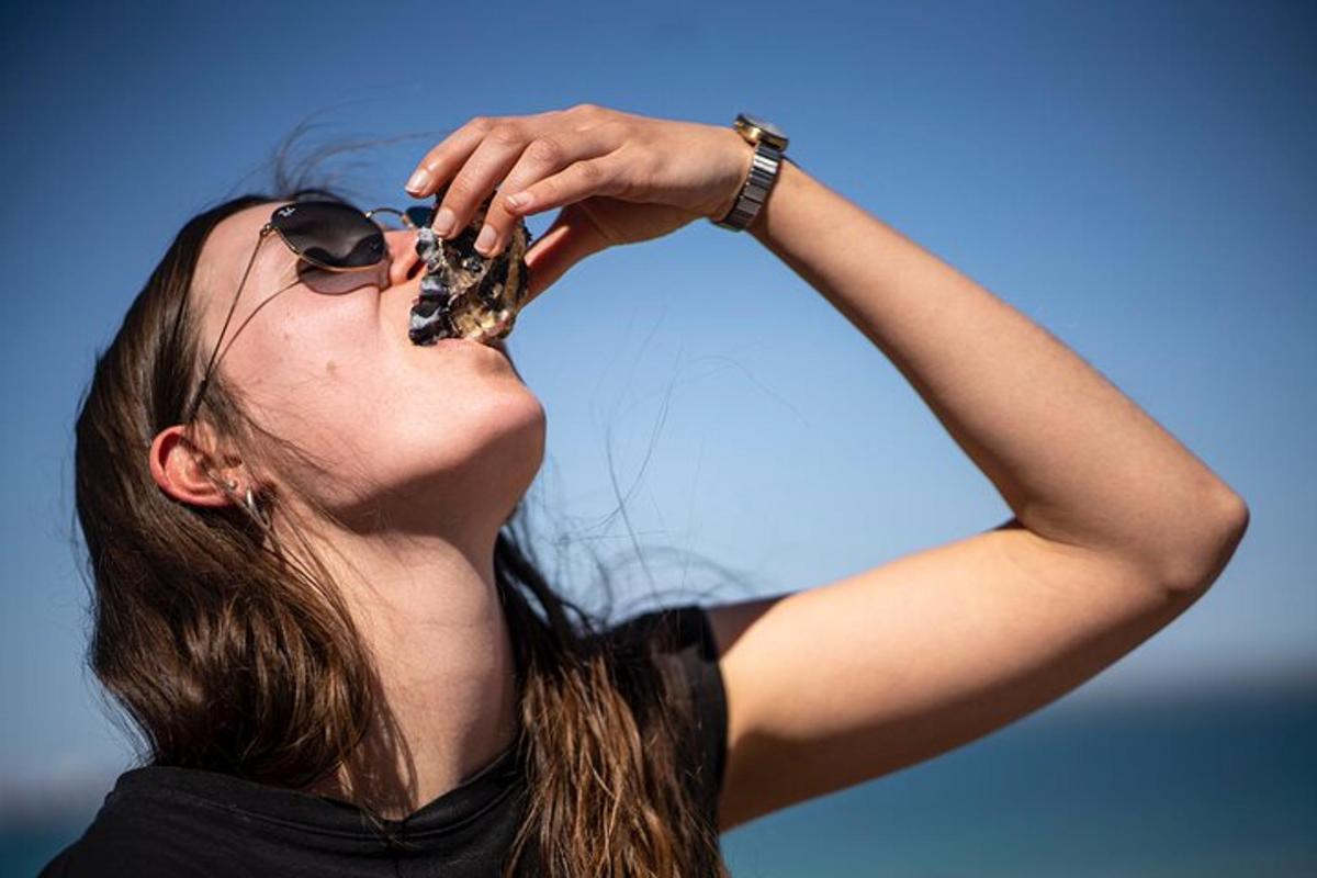 una mujer sosteniendo una tortuga en su boca