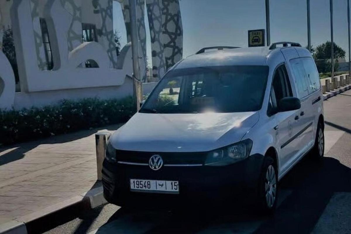 egy fehér furgon parkolt az út szélén