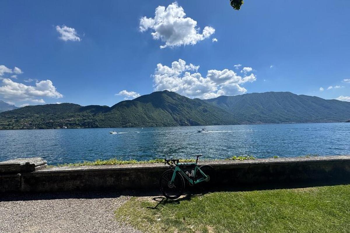 una bicicleta aparcada al costat d'una massa d'aigua