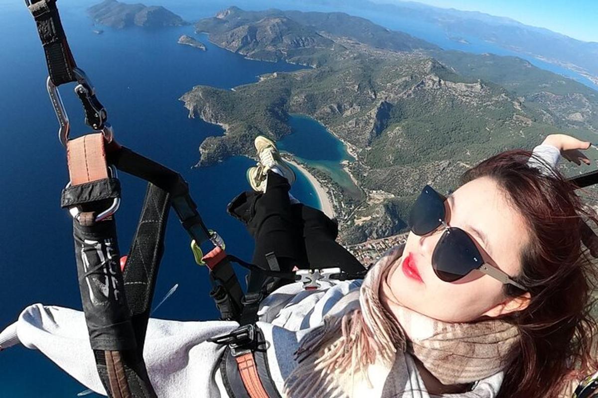жена са сунчаним наочарима лети у небу
