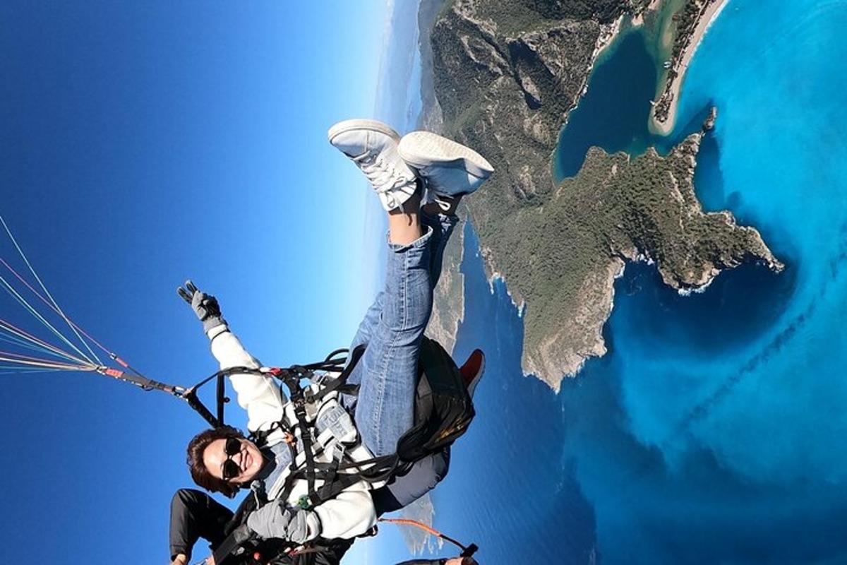 moški visi s padalom v zraku
