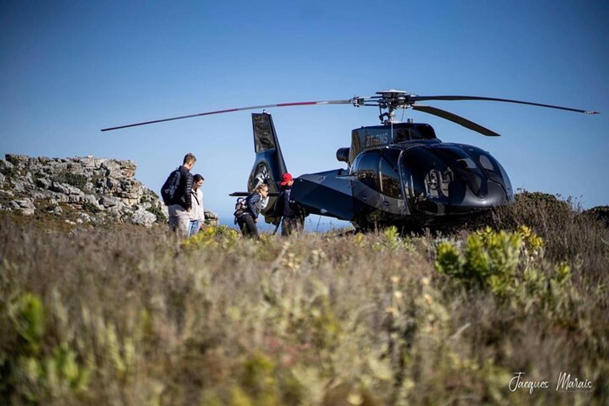 un grup de persones al costat d'un helicòpter
