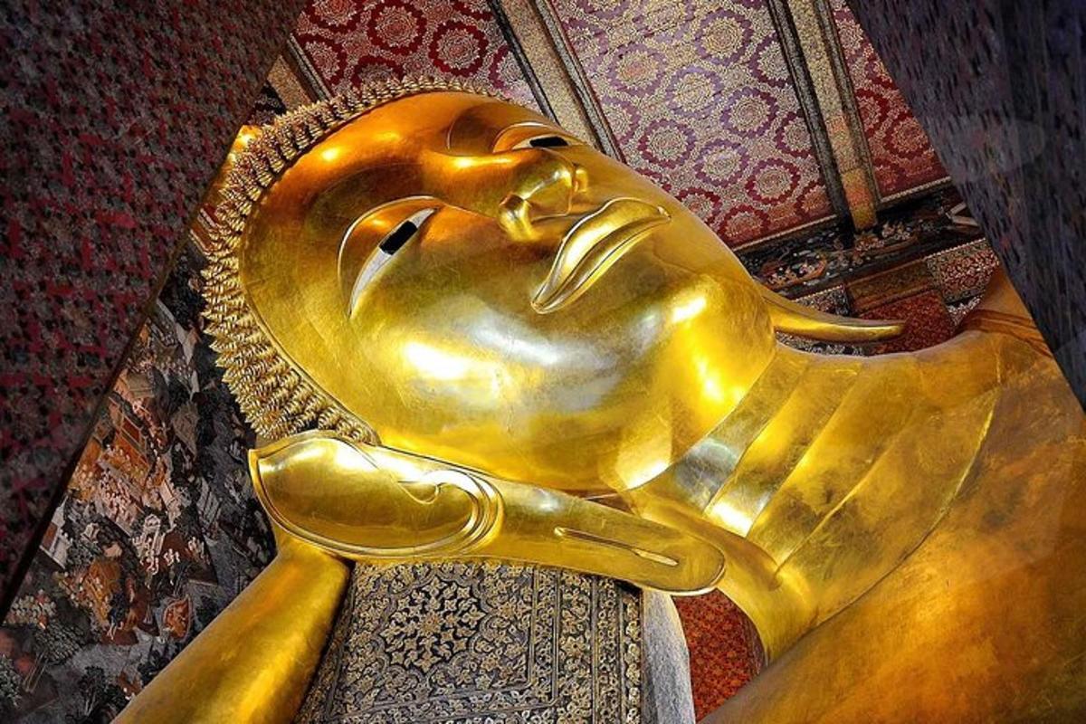 una statua d'oro di un buddha in una stanza