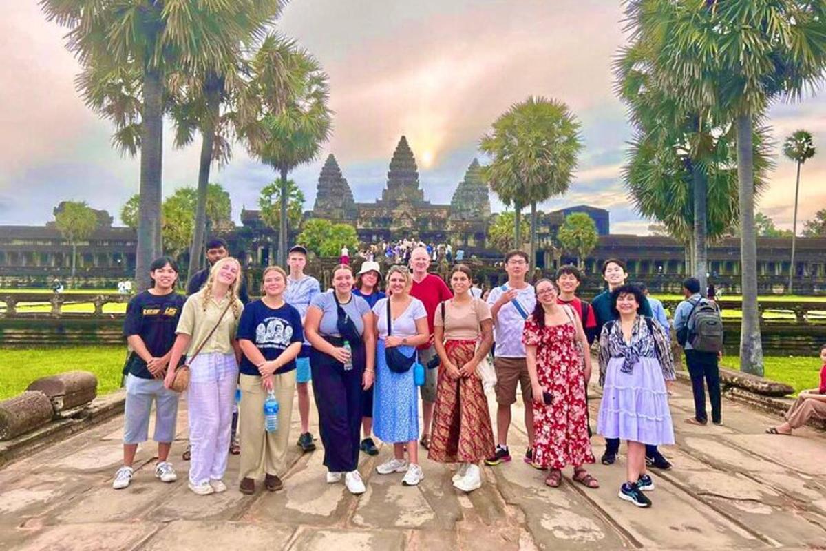 Un grupo de personas posando para una foto frente a un templo.