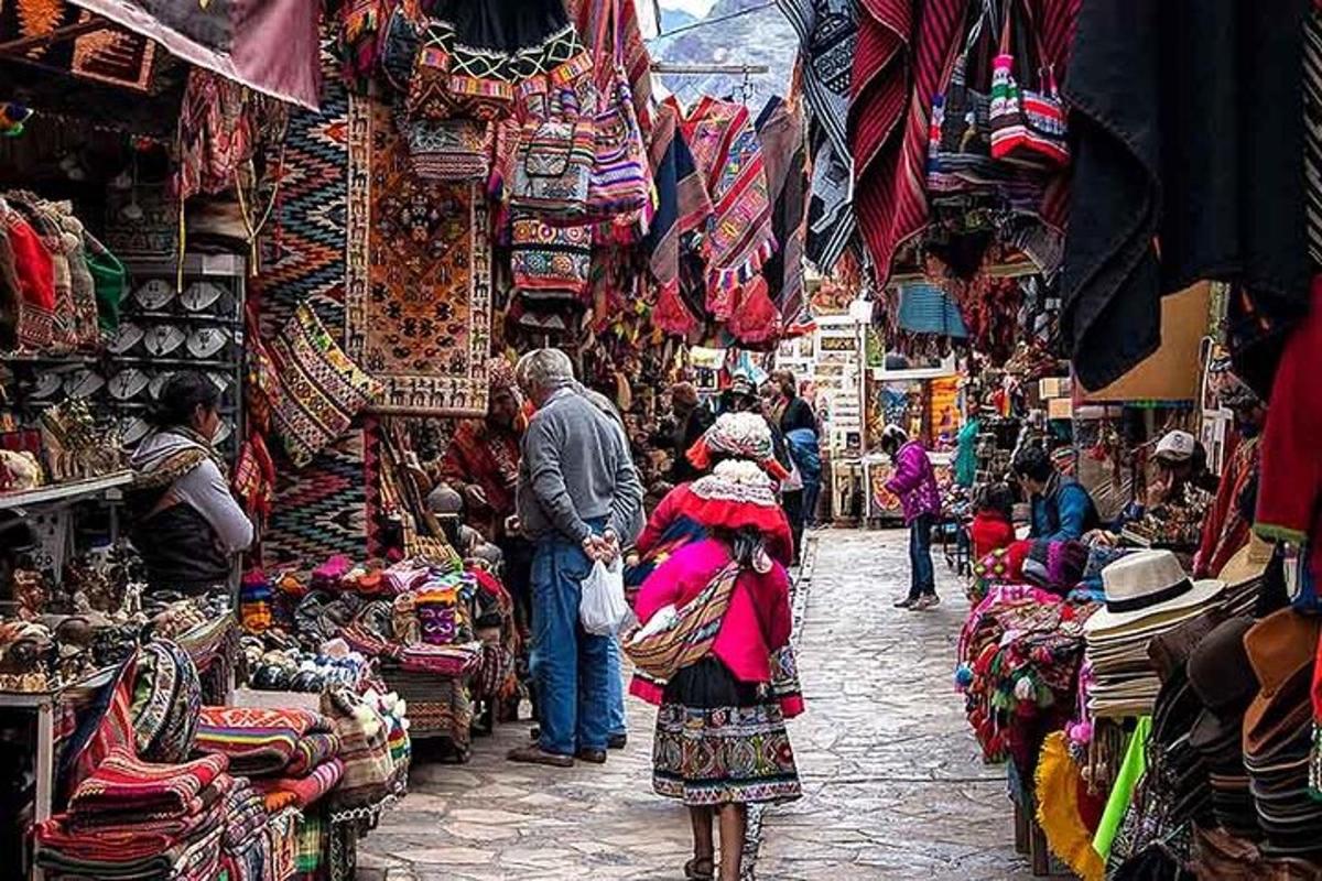 un gruppo di persone in piedi in un mercato con i venditori