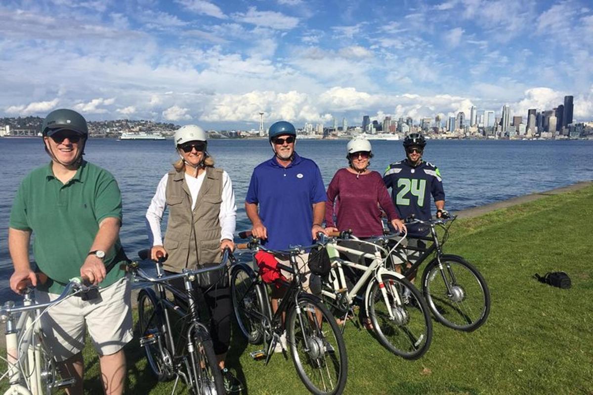 Un grupo de personas posando para una foto con sus bicicletas.