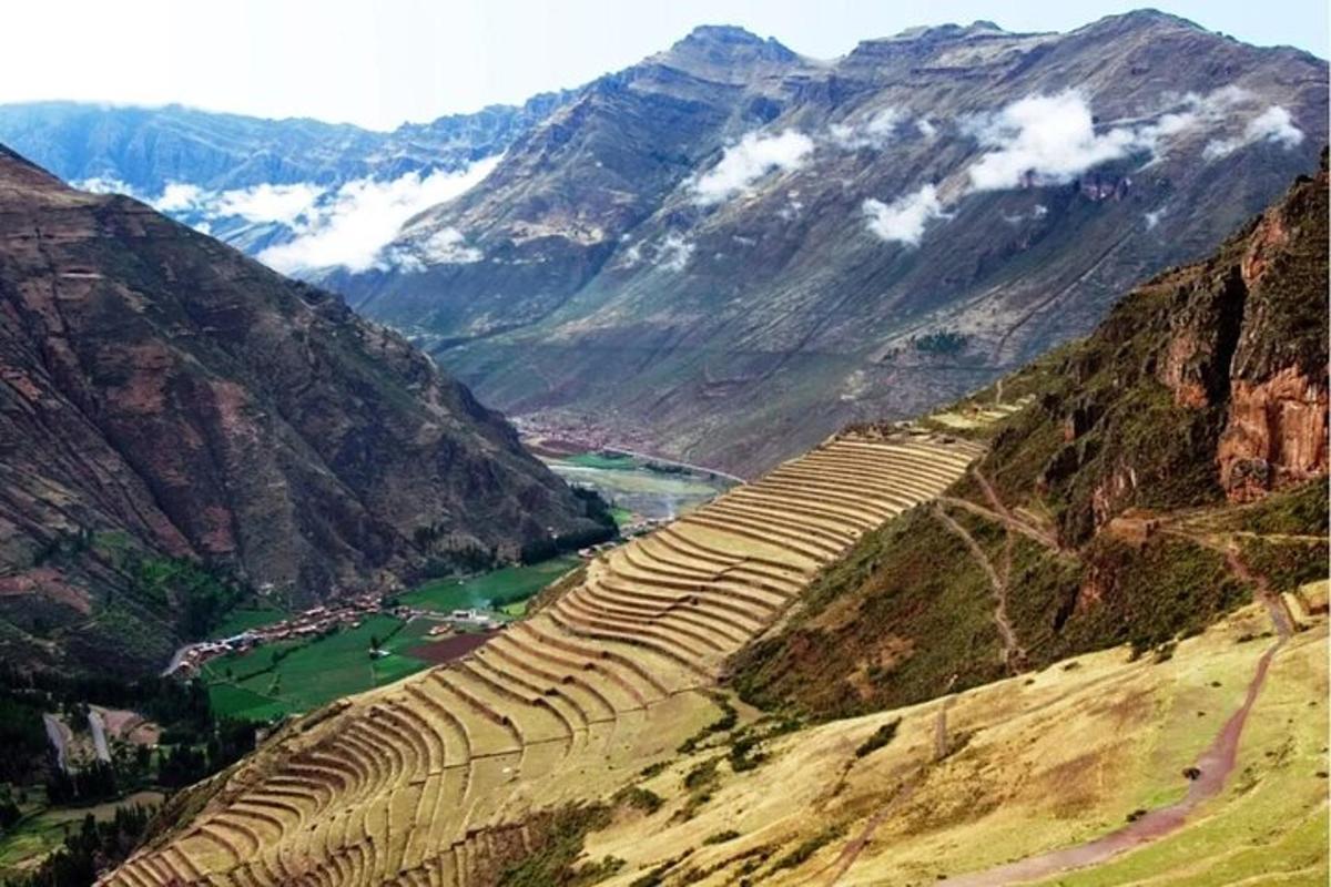 una vista di una valle tra le montagne