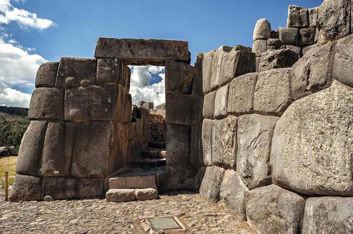 un grande muro di pietra con una porta al suo interno