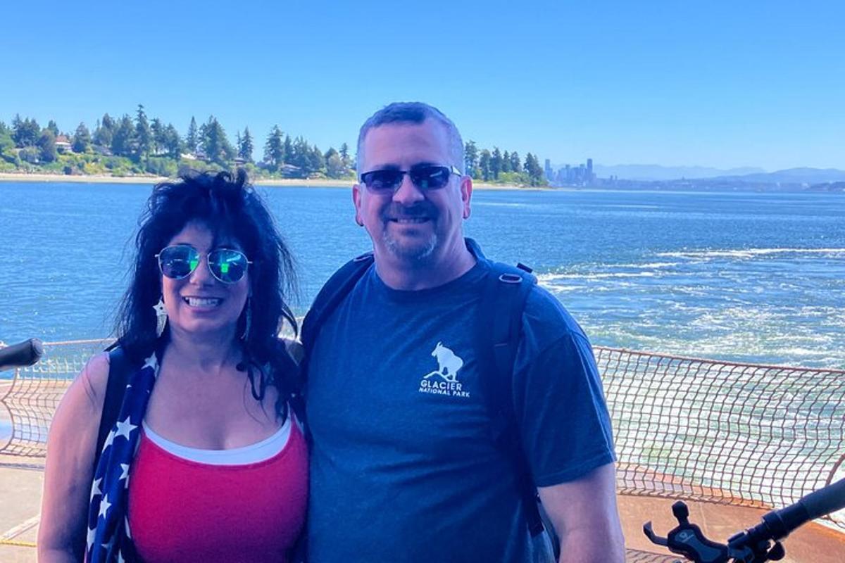 Un hombre y una mujer de pie junto al agua