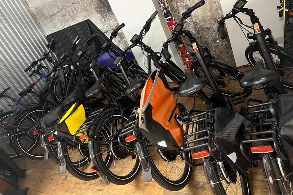 Un grupo de bicicletas estacionadas junto a una pared