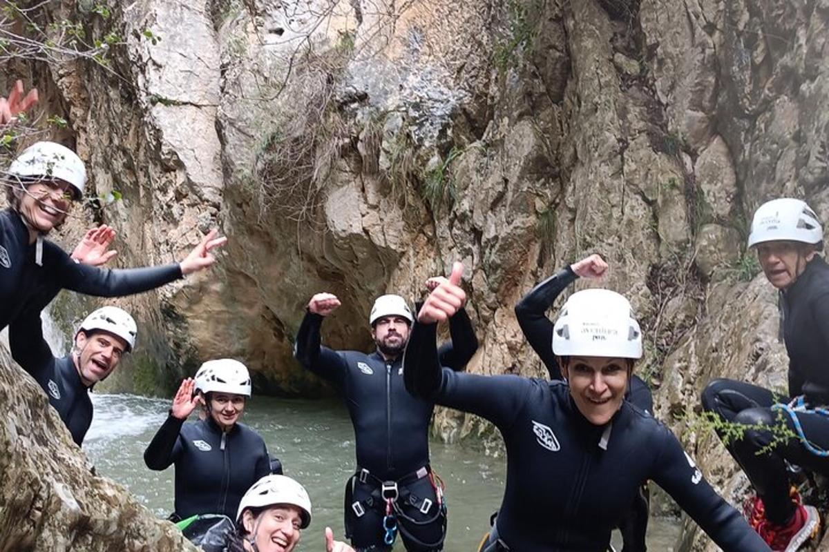 nehirde bir sal üzerinde bir grup insan