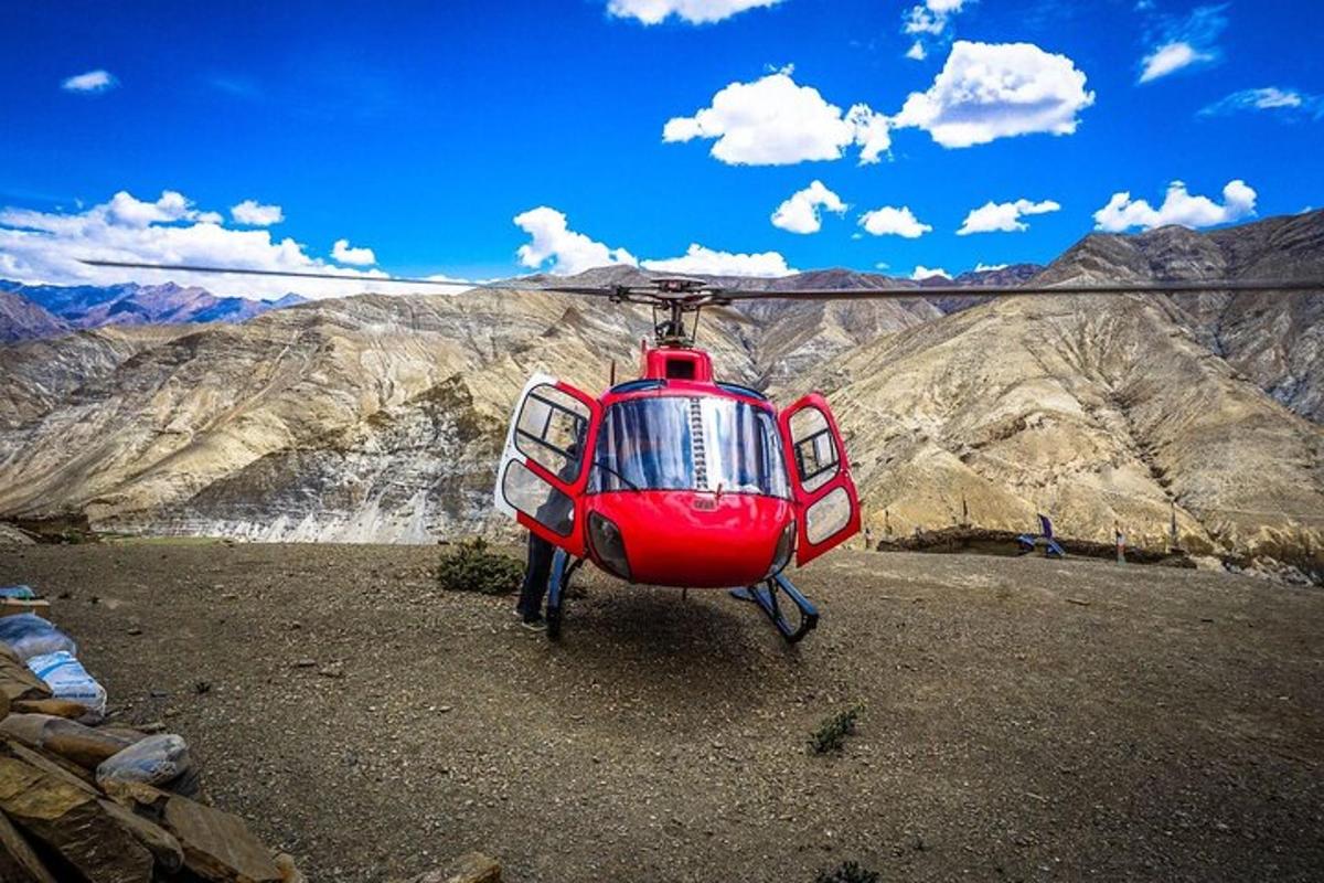 czerwony helikopter siedzący na szczycie góry