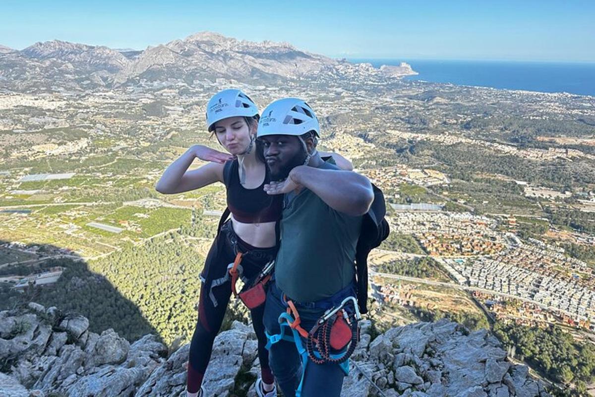duas pessoas em pé no topo de uma montanha