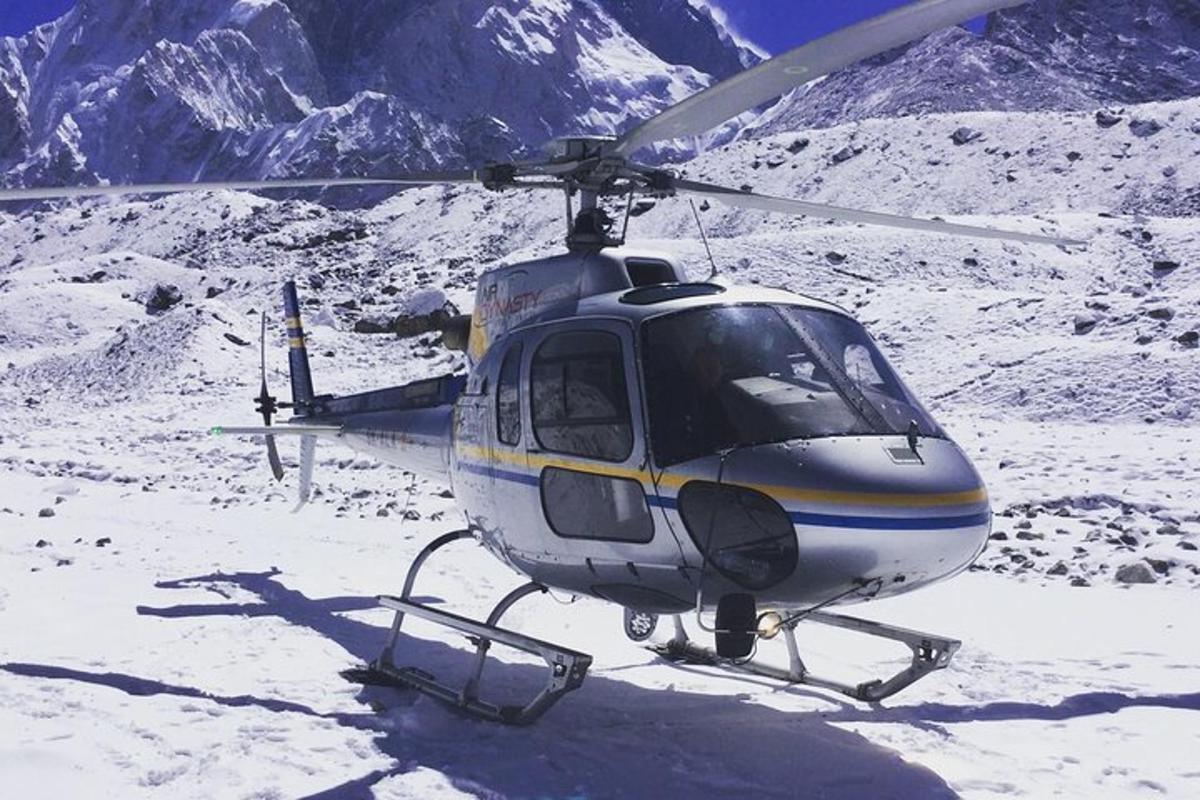 um helicóptero está estacionado em uma montanha nevada