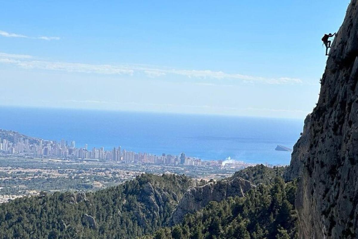 uma vista de uma cidade de uma montanha