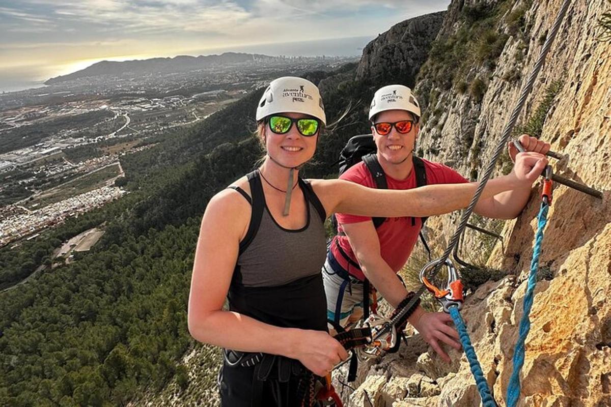 dos personas de pie en la cima de una montaña