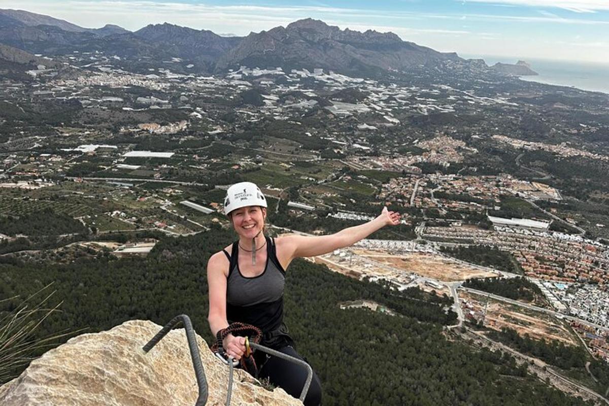 uma mulher está no topo de uma montanha