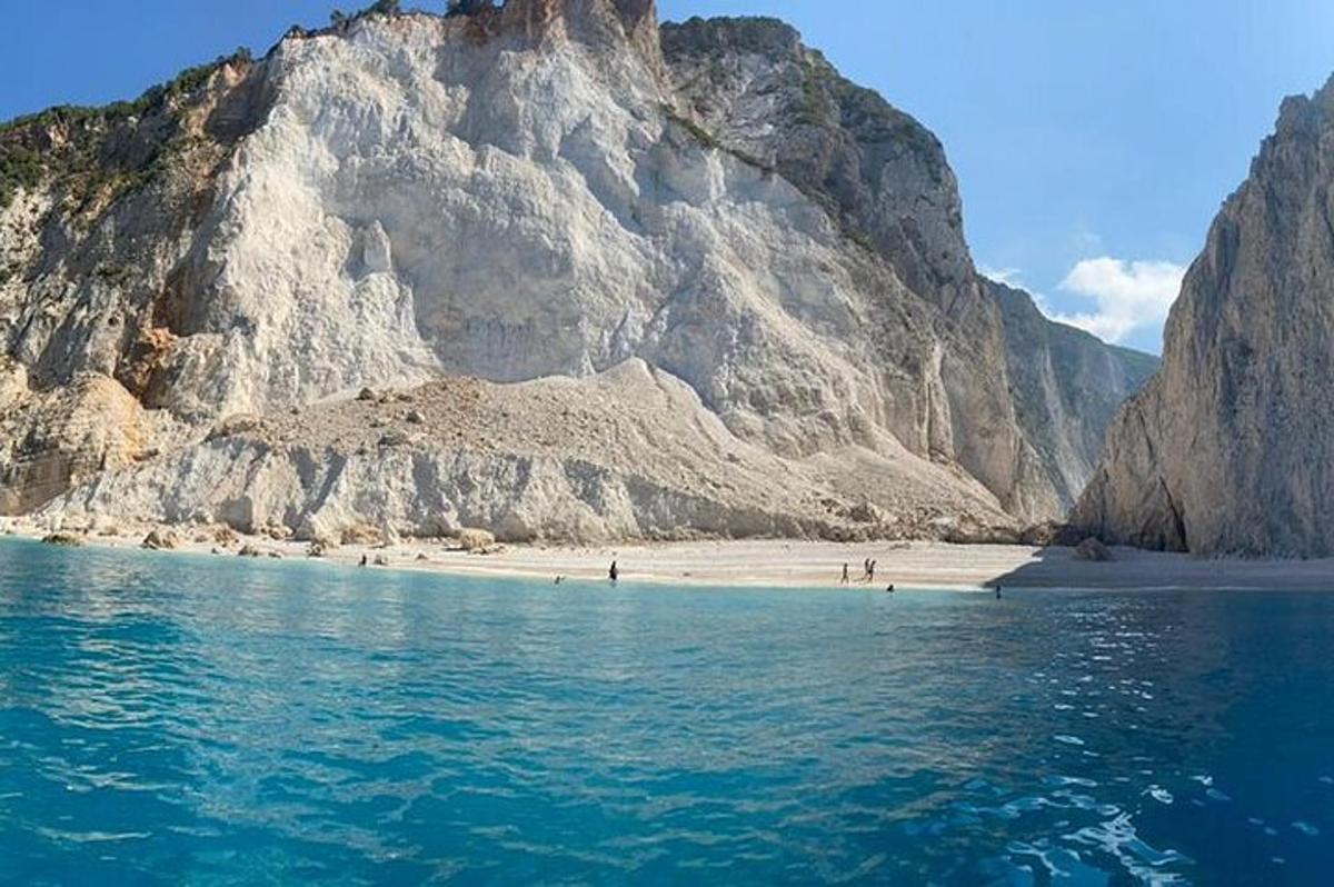 θέα μιας παραλίας με ένα βουνό στο βάθος