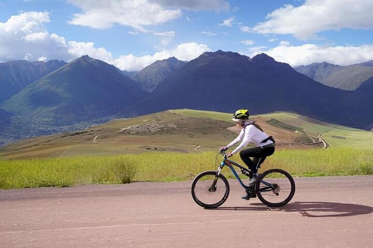 uma mulher andando de bicicleta em uma estrada de montanha