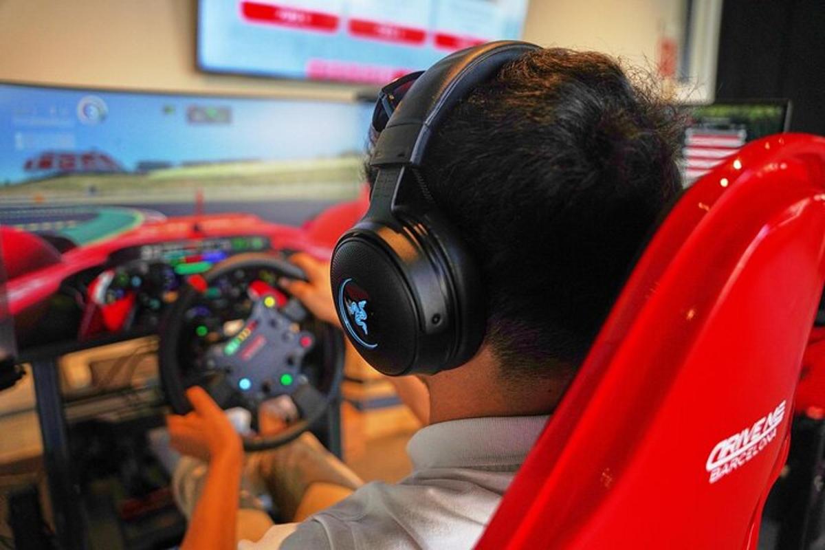 赤い椅子に座ってビデオゲームをしている少年