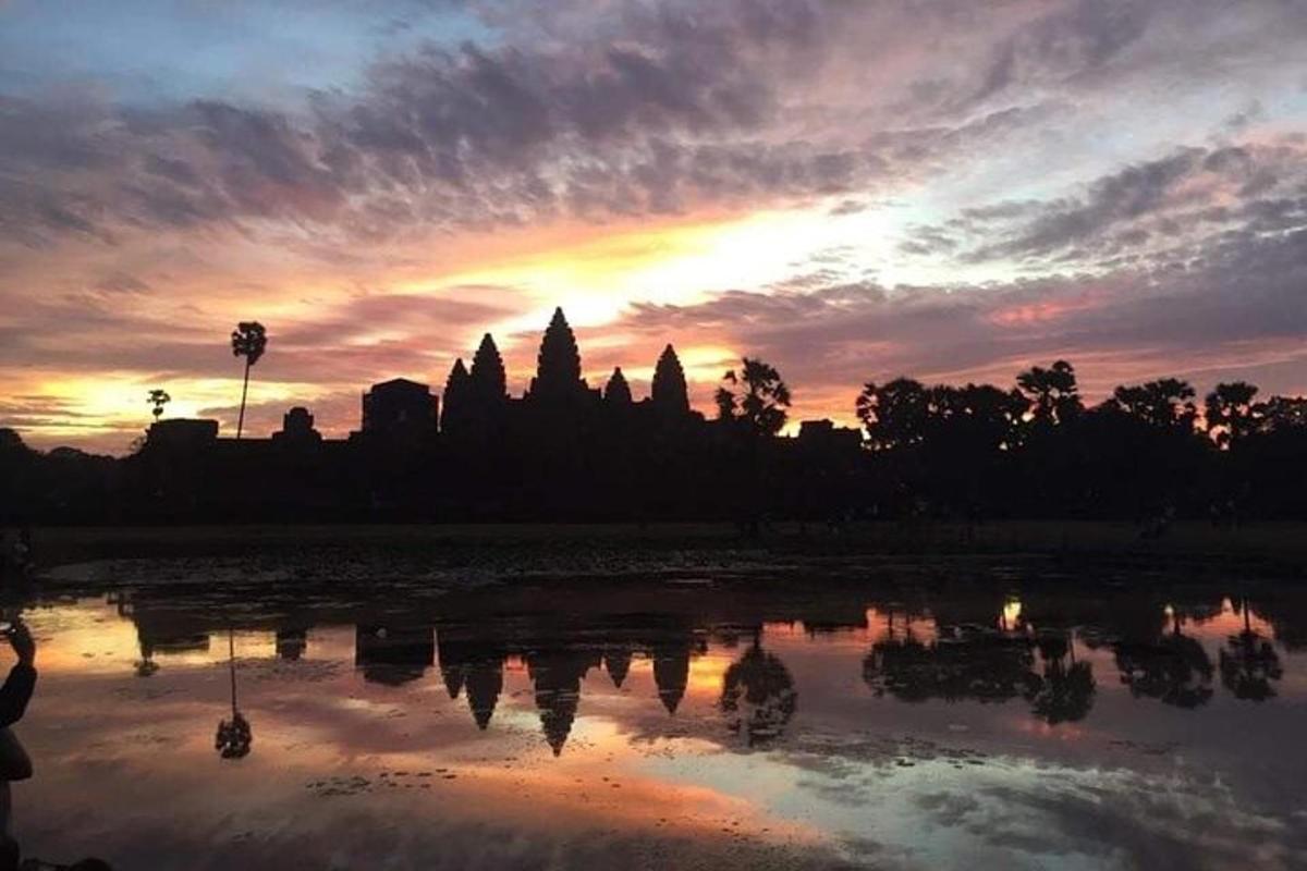 un tramonto con un riflesso in uno specchio d'acqua