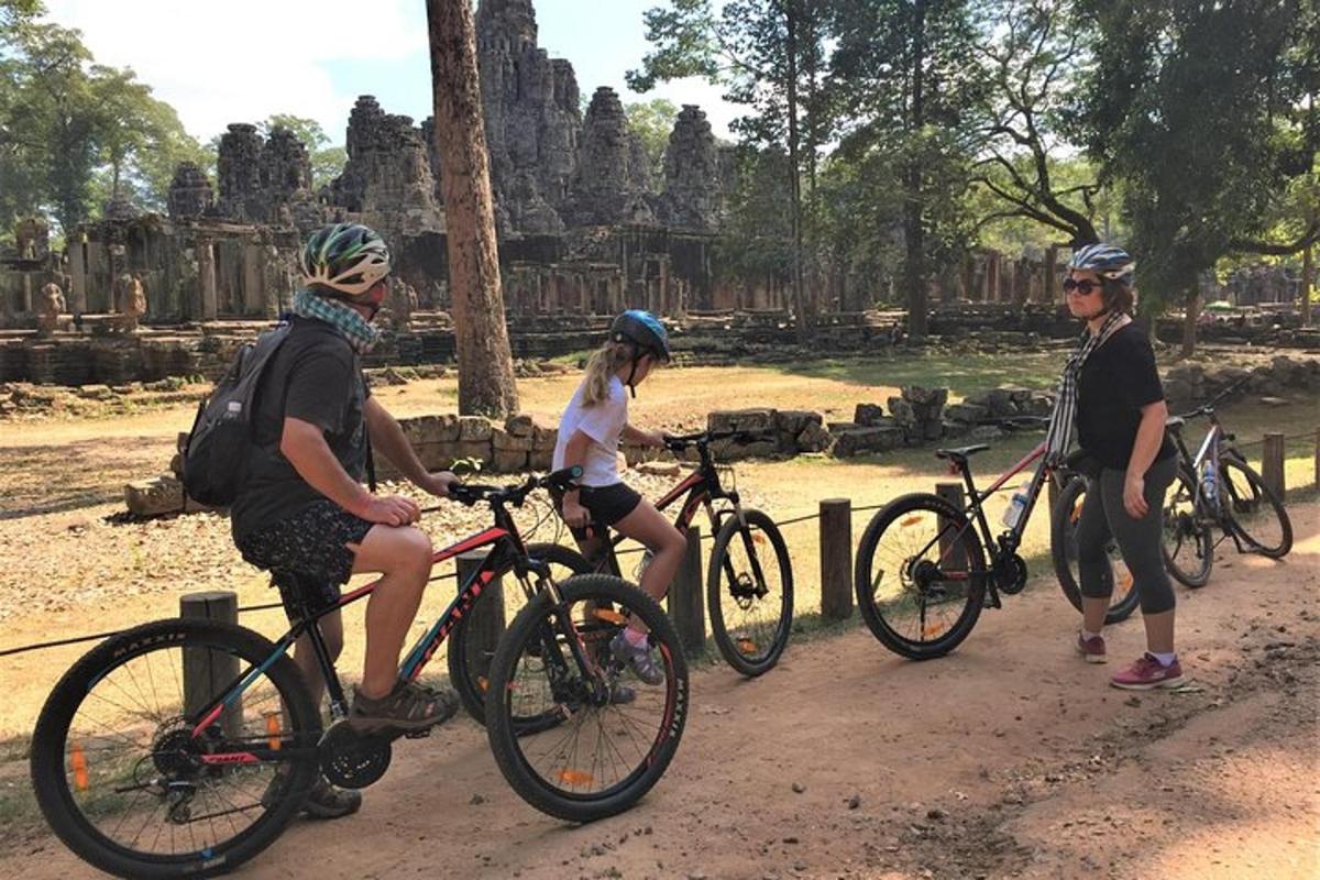 un gruppo di persone in bicicletta davanti a un tempio