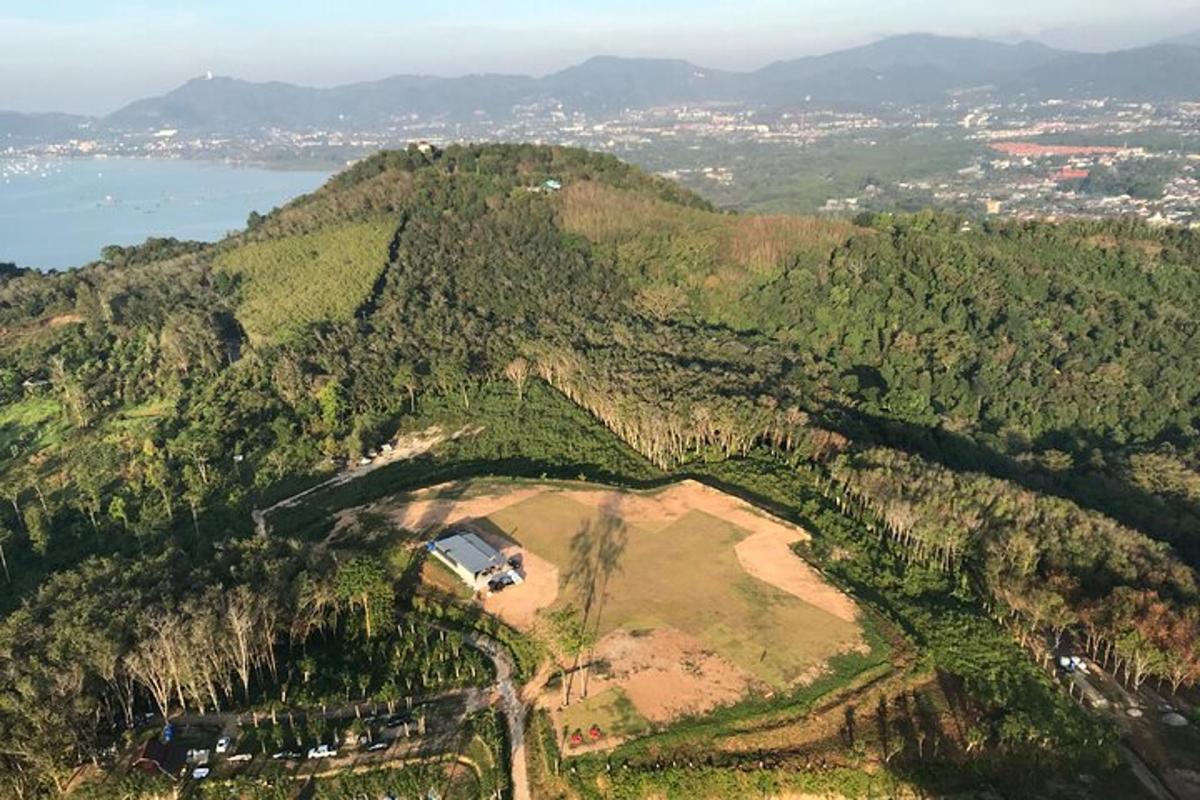 una vista aèria d'una muntanya amb una casa a sobre