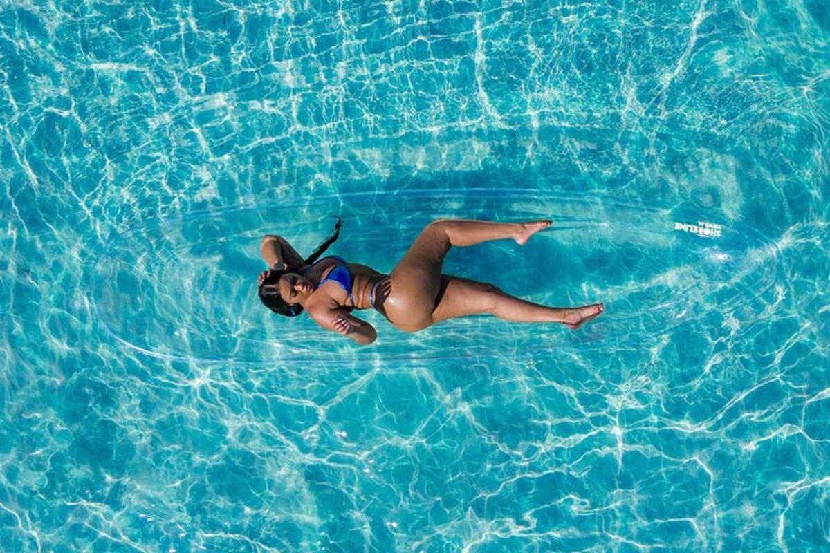 uma mulher está nadando em uma piscina