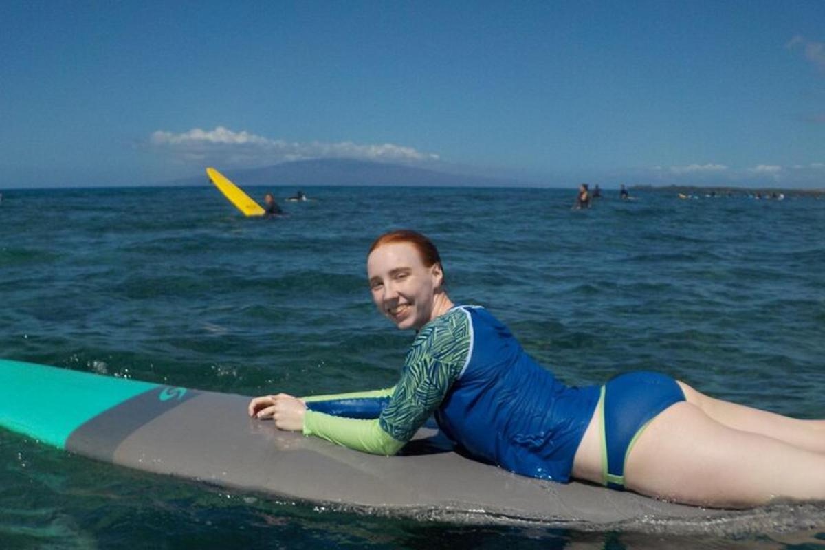 ein Mann, der auf einem Surfbrett im Meer liegt