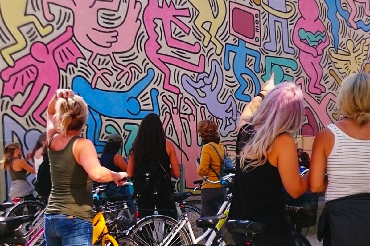 skupina žen stojící před zdí s graffiti