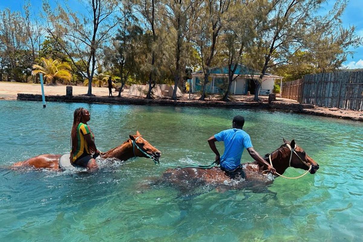 due persone a cavallo in una pozza d'acqua