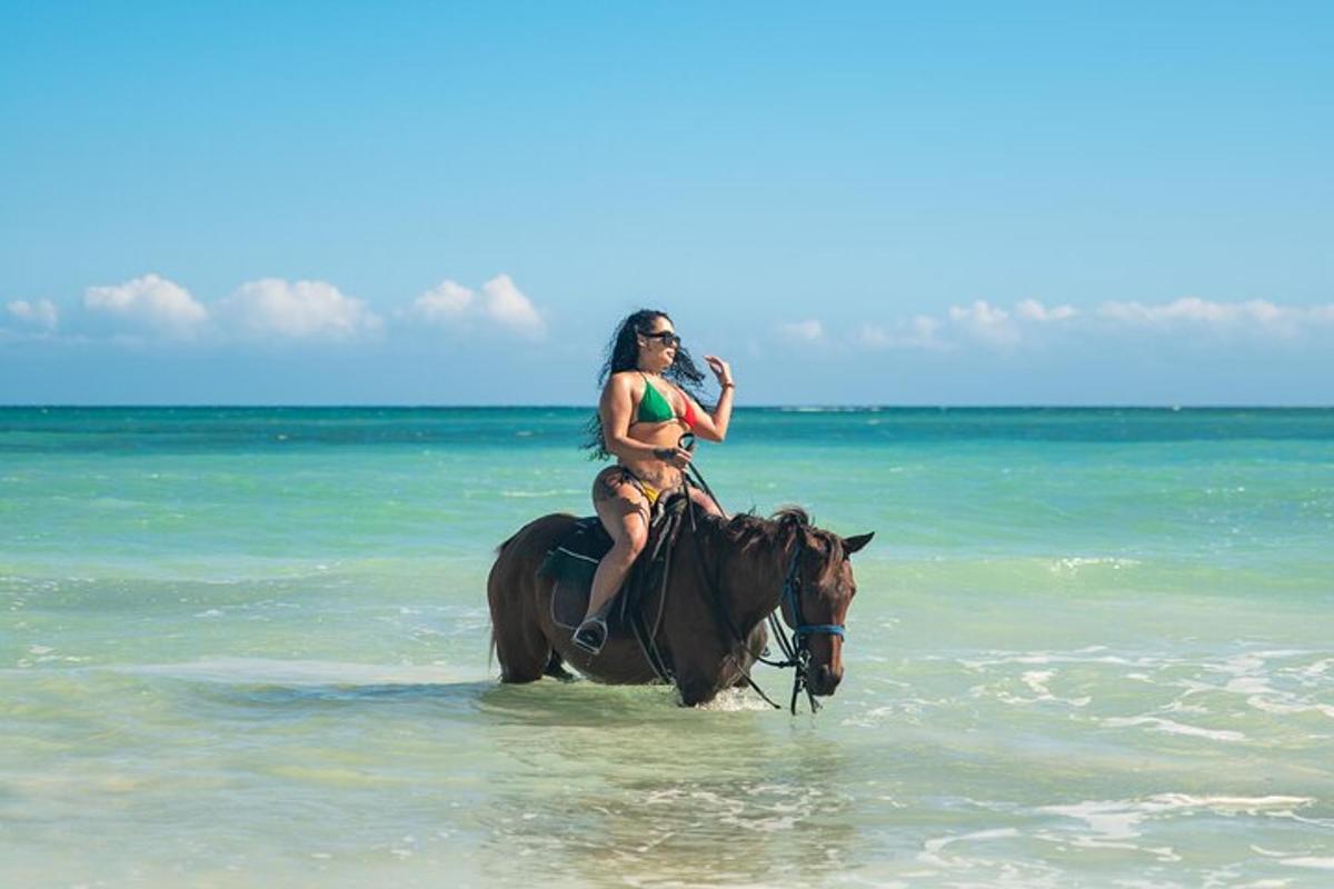 una donna a cavallo nell'oceano
