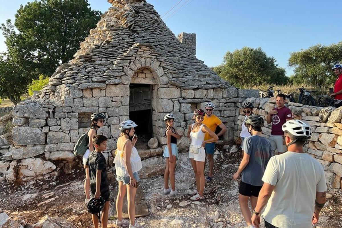 skupina lidí stojících před kamennou budovou