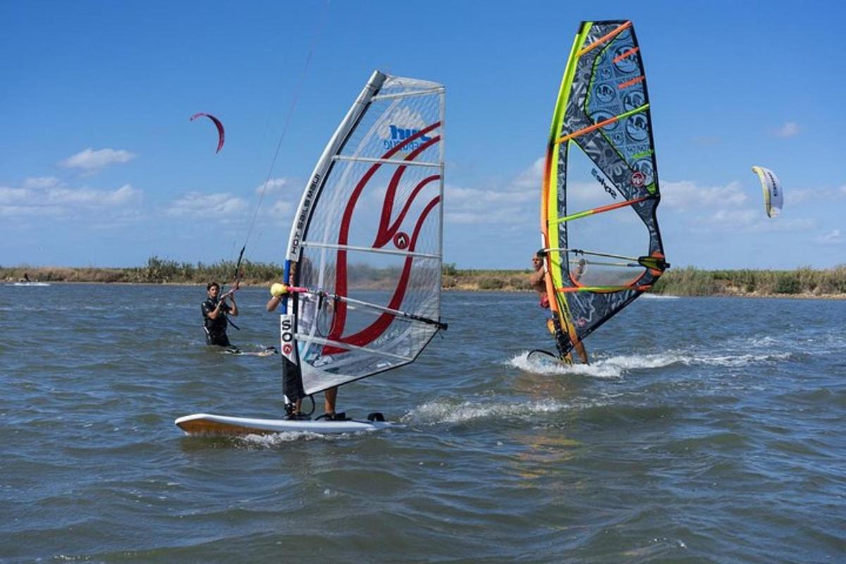 deux personnes font de la planche à voile dans l'eau