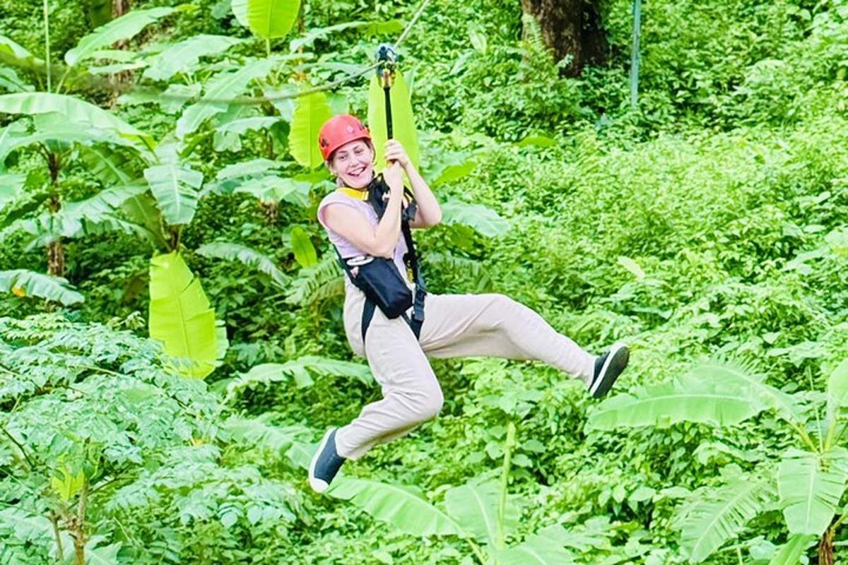 un home en una tirolina a la selva