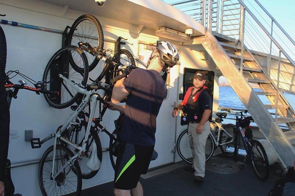 ein Mann repariert ein Fahrrad auf einem Boot